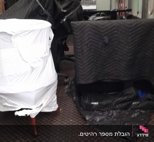 רהיטים עטופים בתוך משאית הובלה